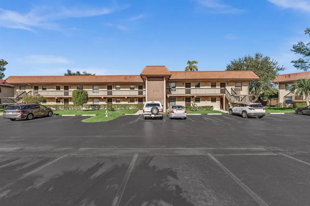21904 LAKE FOREST CIRCLE #202 Boca Raton, FL 33433
