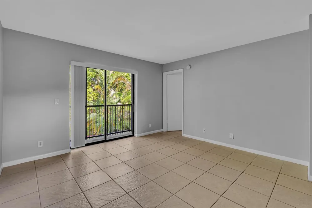 21904 LAKE FOREST CIRCLE #202 Boca Raton, FL 33433