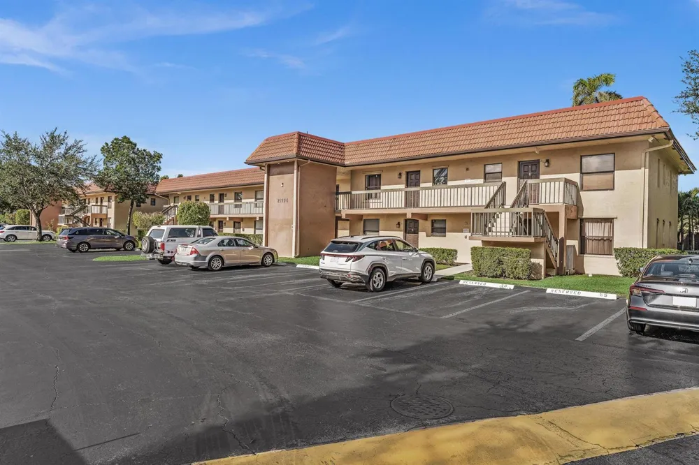 21904 LAKE FOREST CIRCLE #202 Boca Raton, FL 33433