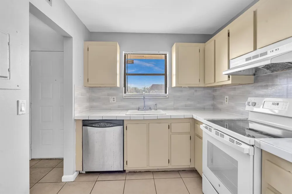 21904 LAKE FOREST CIRCLE #202 Boca Raton, FL 33433