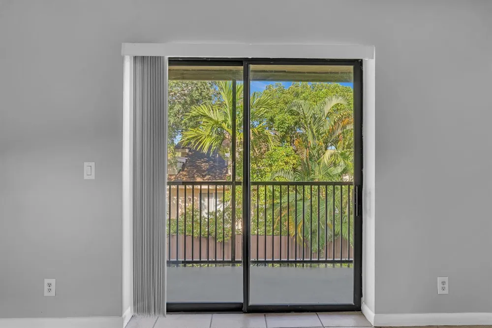 21904 LAKE FOREST CIRCLE #202 Boca Raton, FL 33433