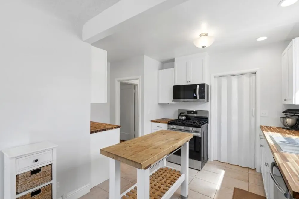 3248 Bona Street Oakland, CA 94601