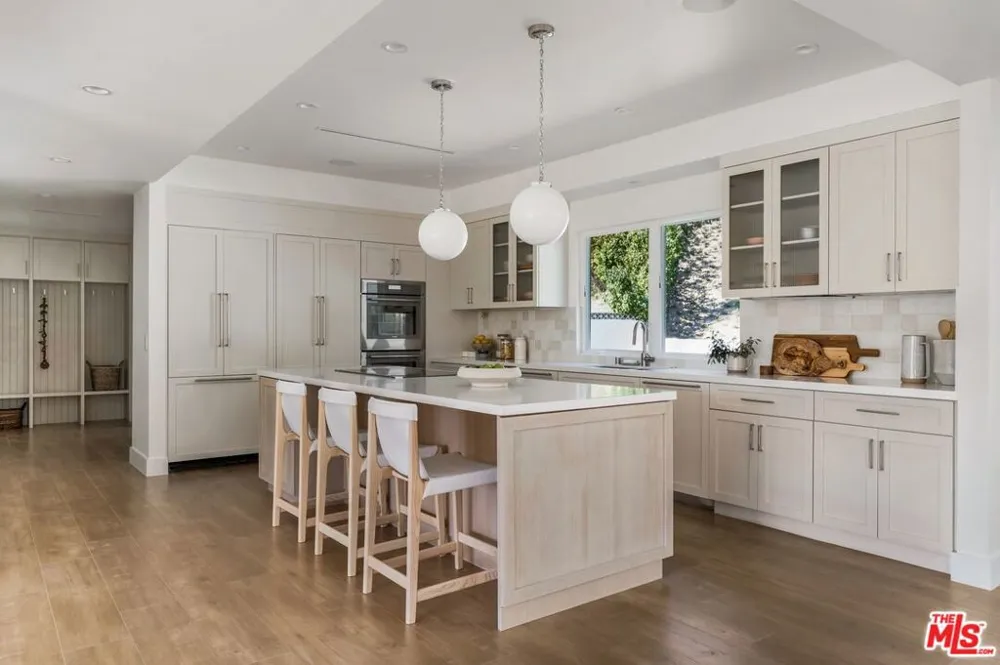 4405 Estrondo Drive Encino, CA 91436