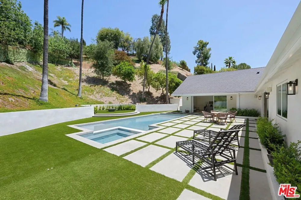 4405 Estrondo Drive Encino, CA 91436