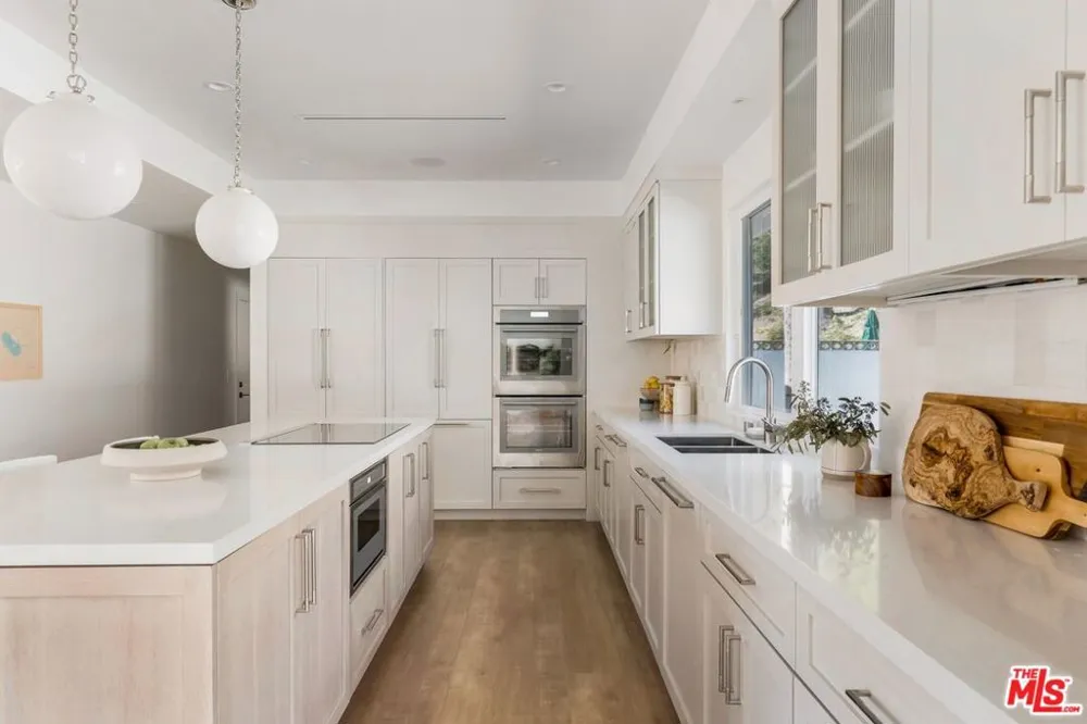 4405 Estrondo Drive Encino, CA 91436
