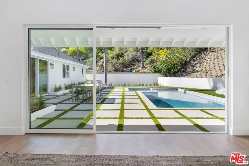4405 Estrondo Drive Encino, CA 91436