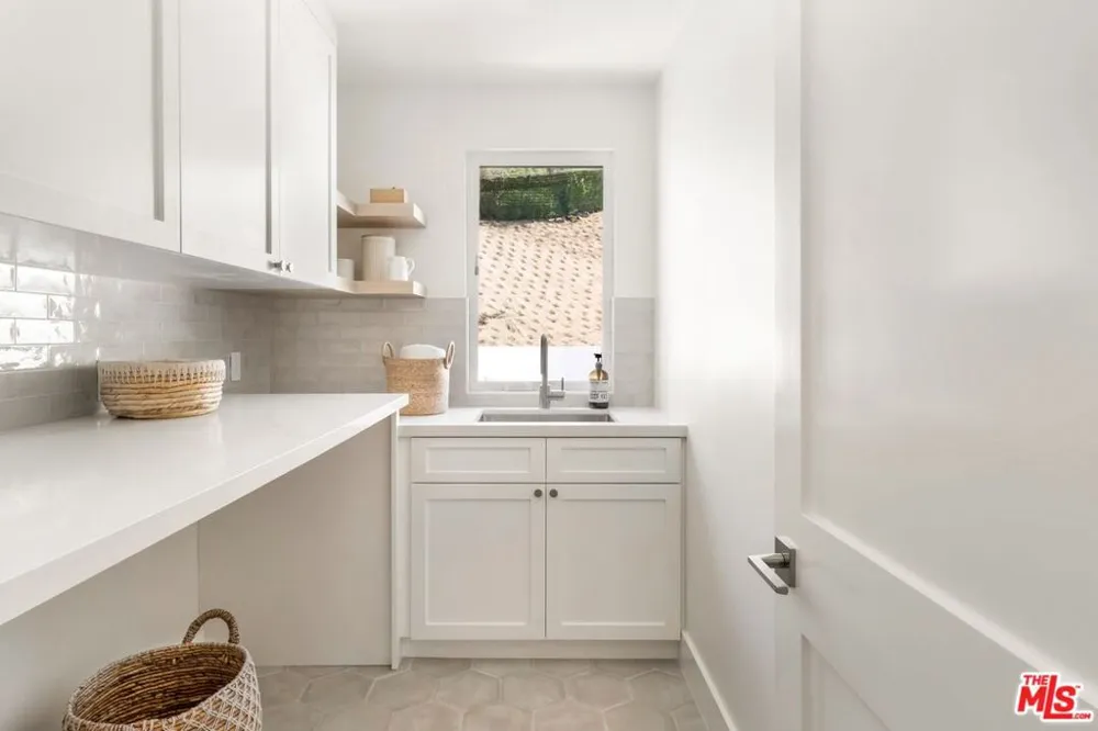 4405 Estrondo Drive Encino, CA 91436