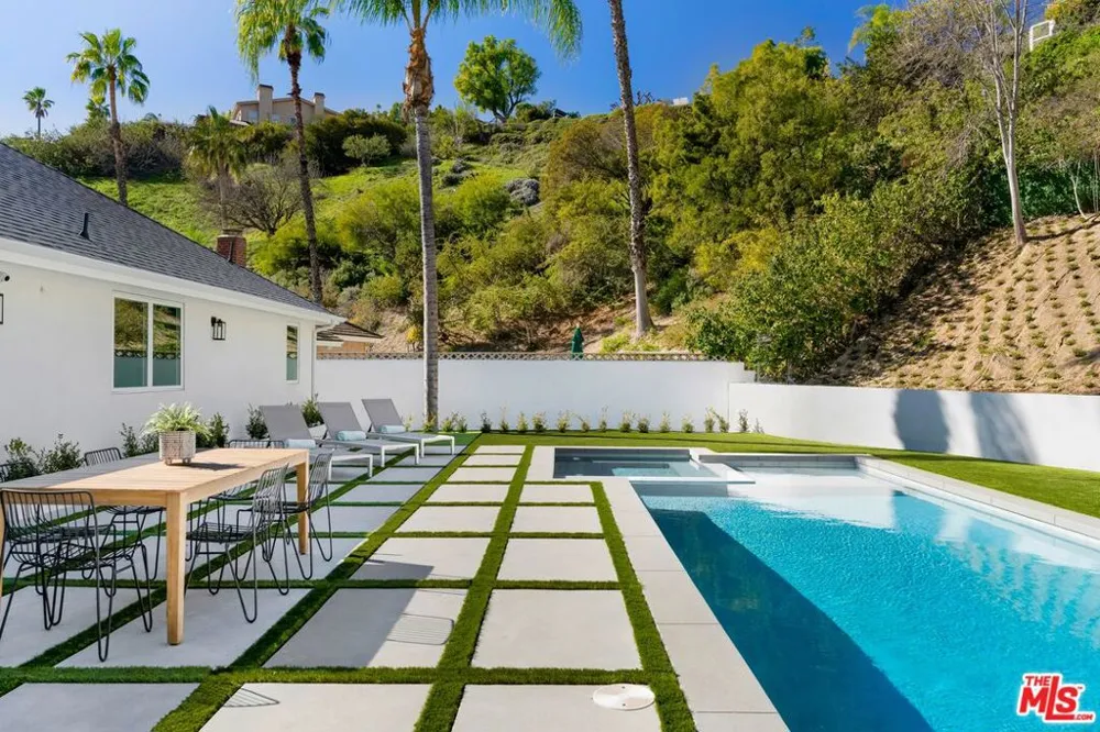 4405 Estrondo Drive Encino, CA 91436