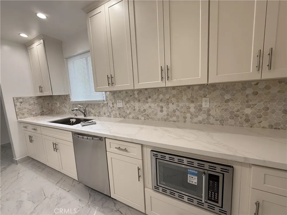 17845 Victory Blvd. Reseda, CA 91335