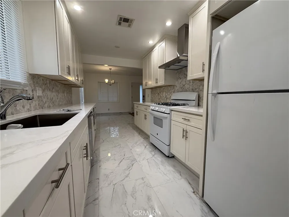 17845 Victory Blvd. Reseda, CA 91335