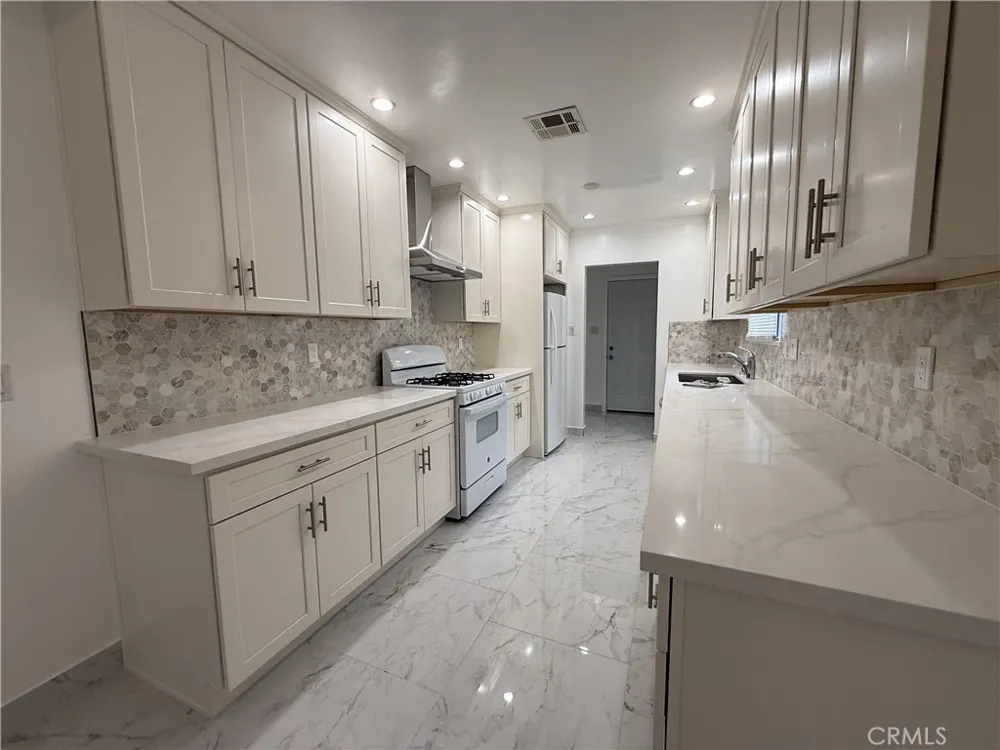 17845 Victory Blvd. Reseda, CA 91335
