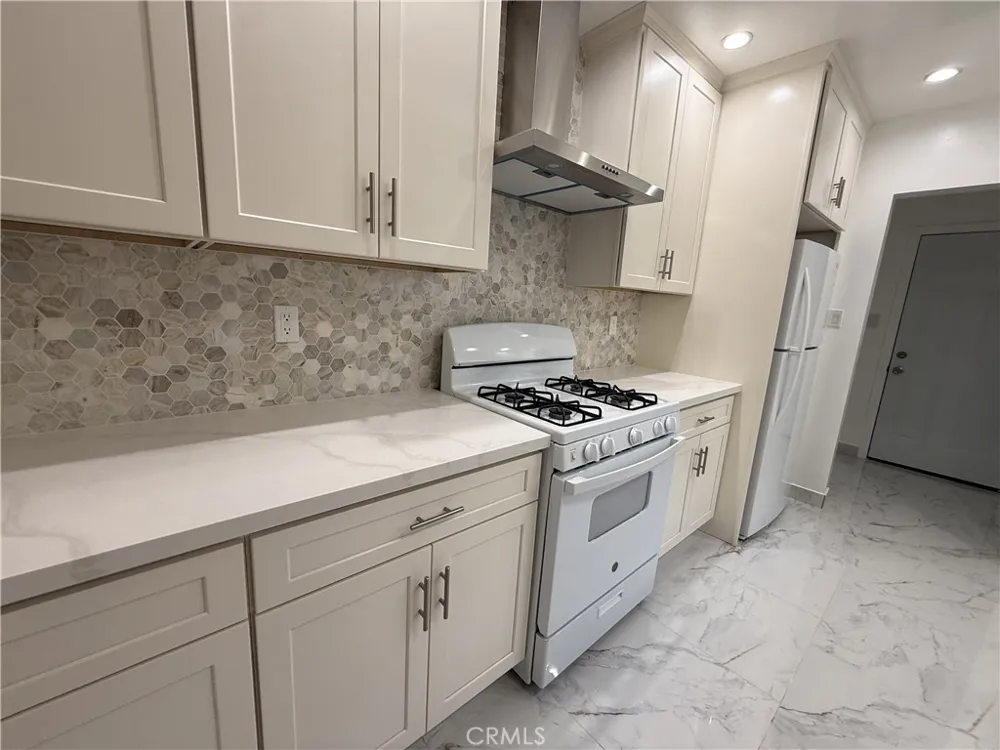 17845 Victory Blvd. Reseda, CA 91335