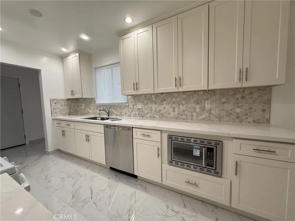 17845 Victory Blvd. Reseda, CA 91335
