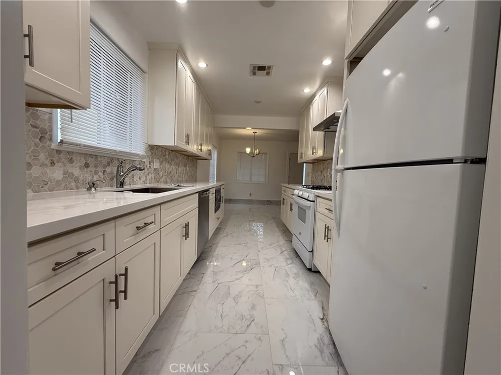 17845 Victory Blvd. Reseda, CA 91335