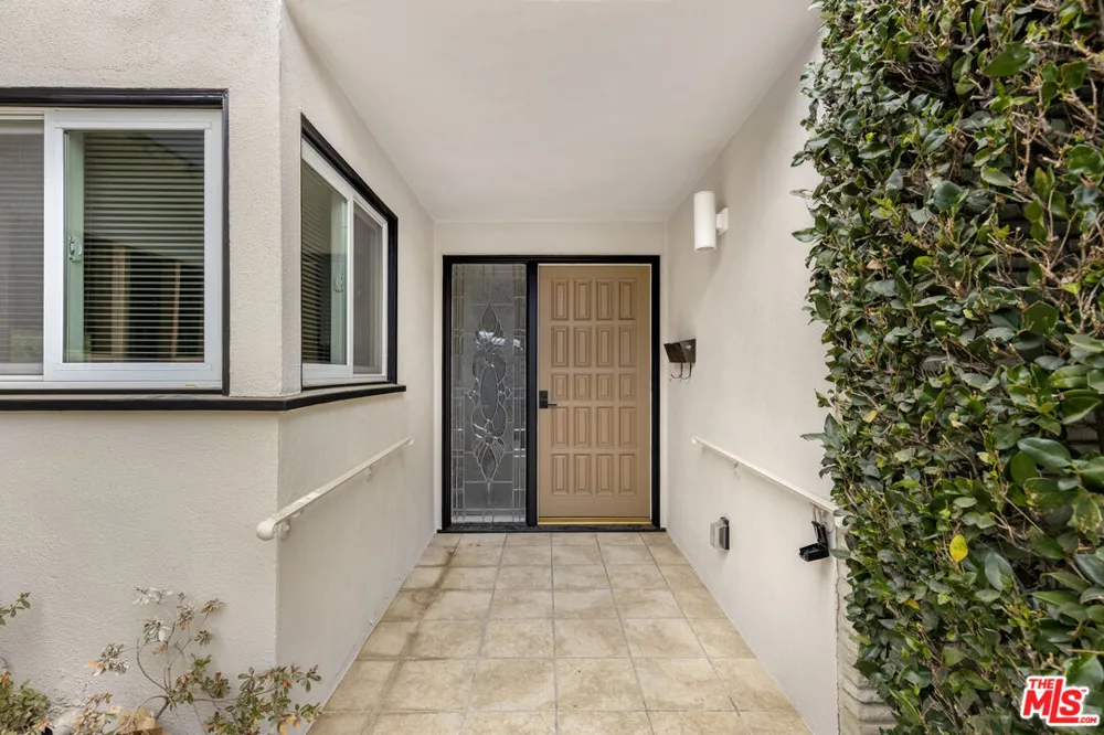 4829 Dempsey Avenue Encino, CA 91436