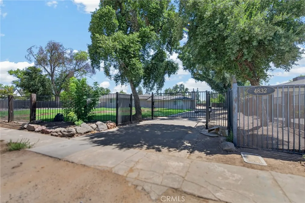 4832 Fruit Fresno, CA 93705