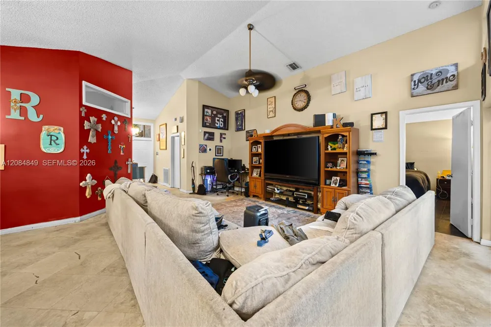 1065 W Fairfax Cir W Boynton Beach, FL 33436
