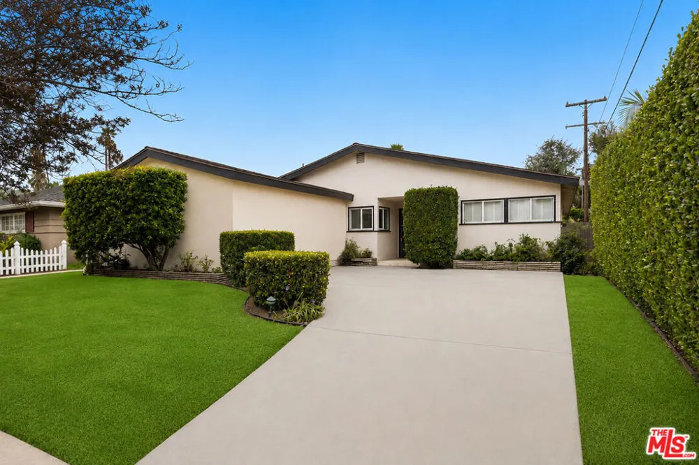 4829 Dempsey Avenue Encino, CA 91436