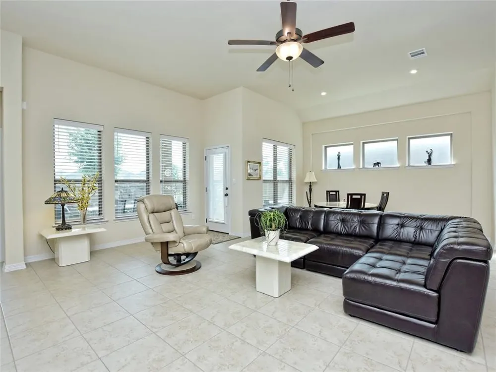 912 Paseo De Castana Way Leander, TX 78641