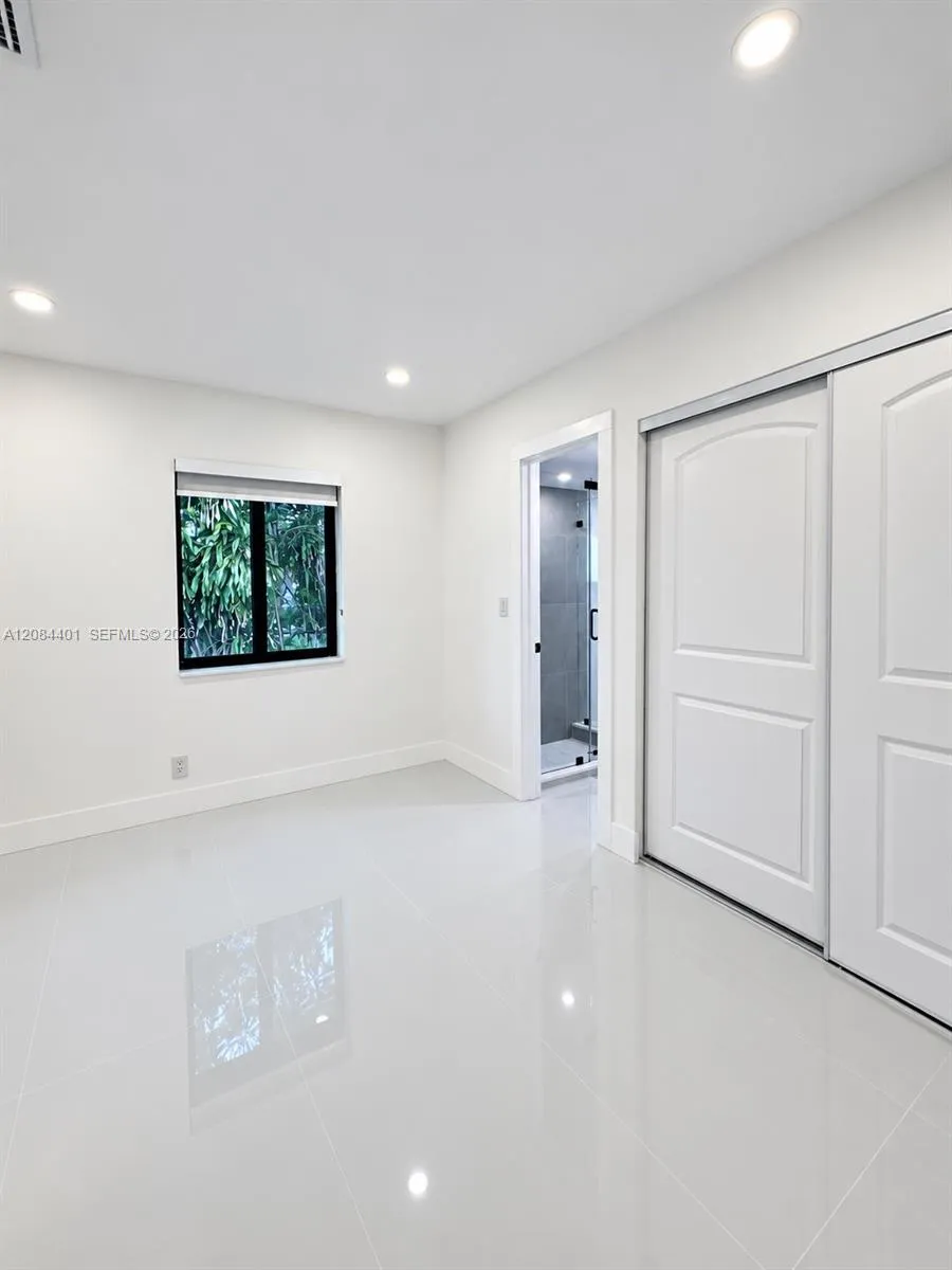 930 NE 163rd St North Miami Beach, FL 33162