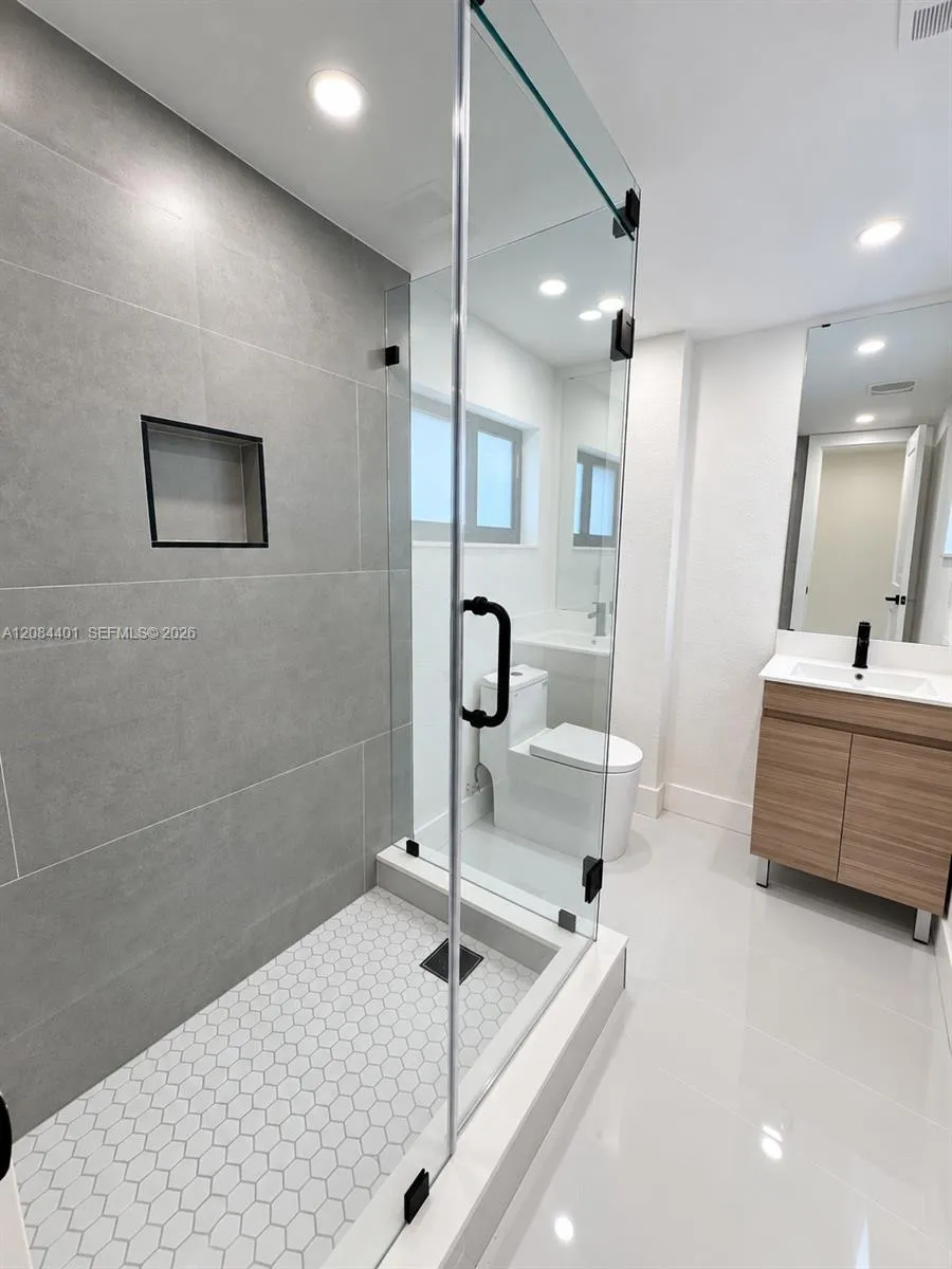 930 NE 163rd St North Miami Beach, FL 33162