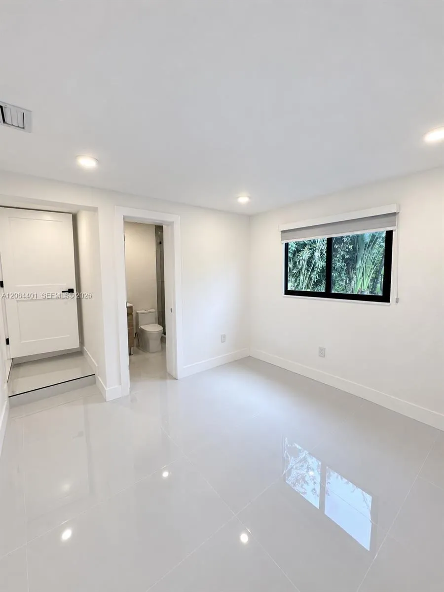 930 NE 163rd St North Miami Beach, FL 33162