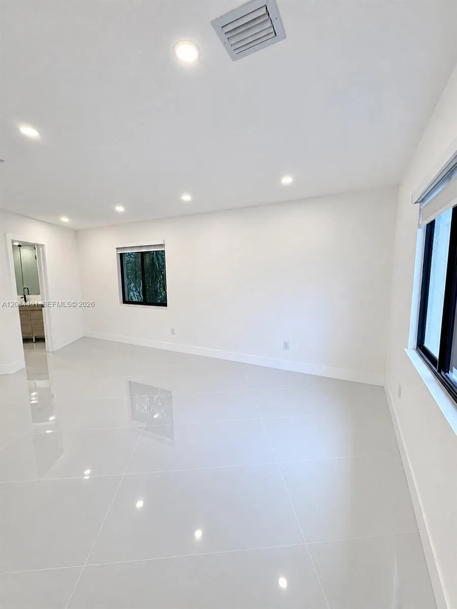 930 NE 163rd St North Miami Beach, FL 33162