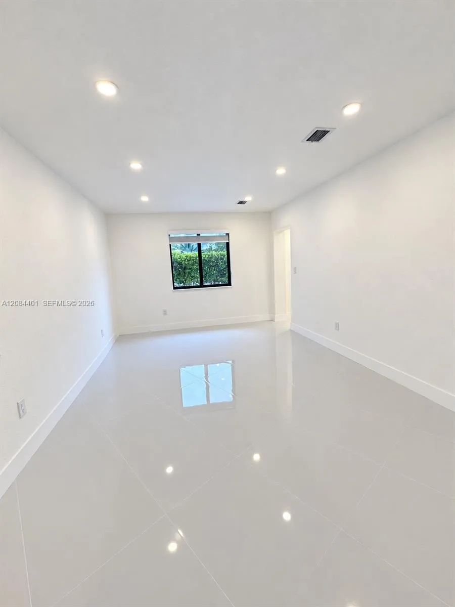 930 NE 163rd St North Miami Beach, FL 33162