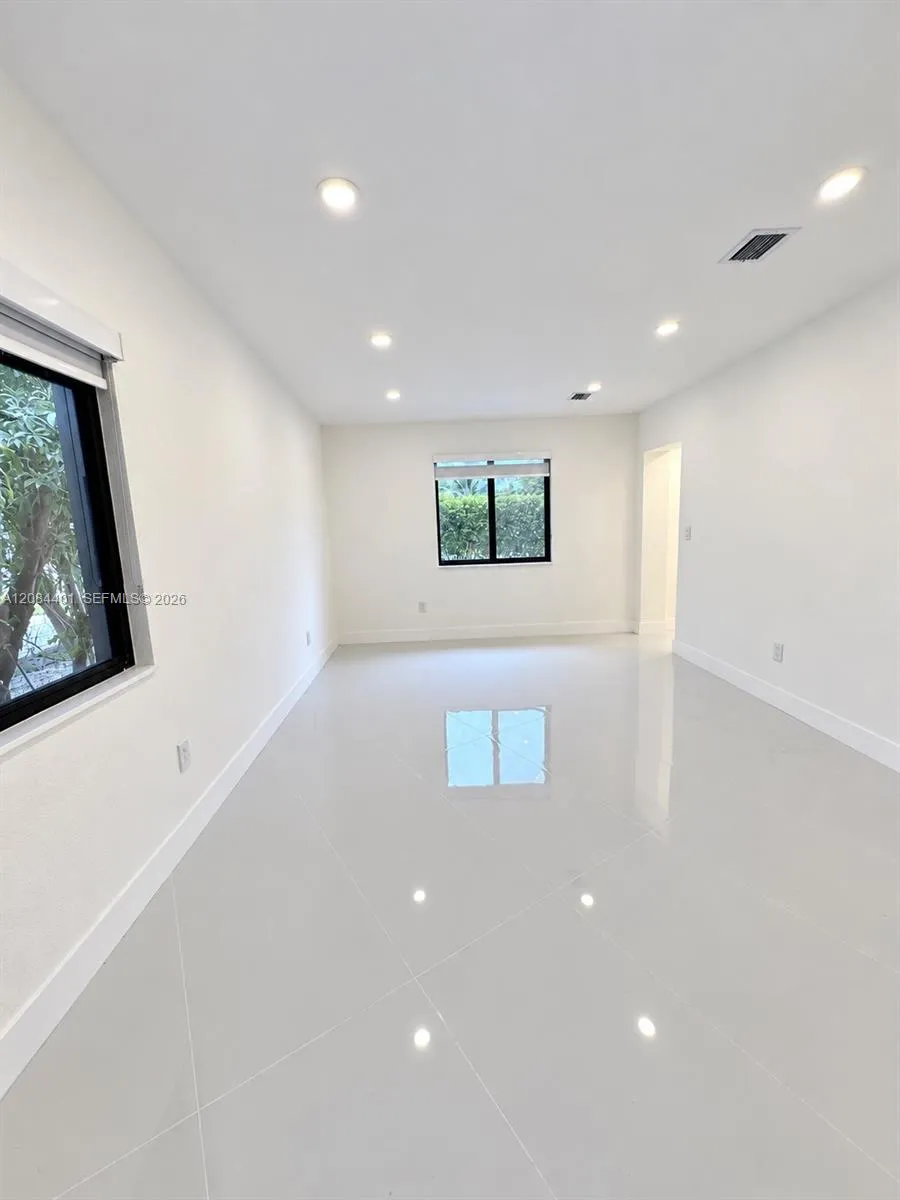 930 NE 163rd St North Miami Beach, FL 33162