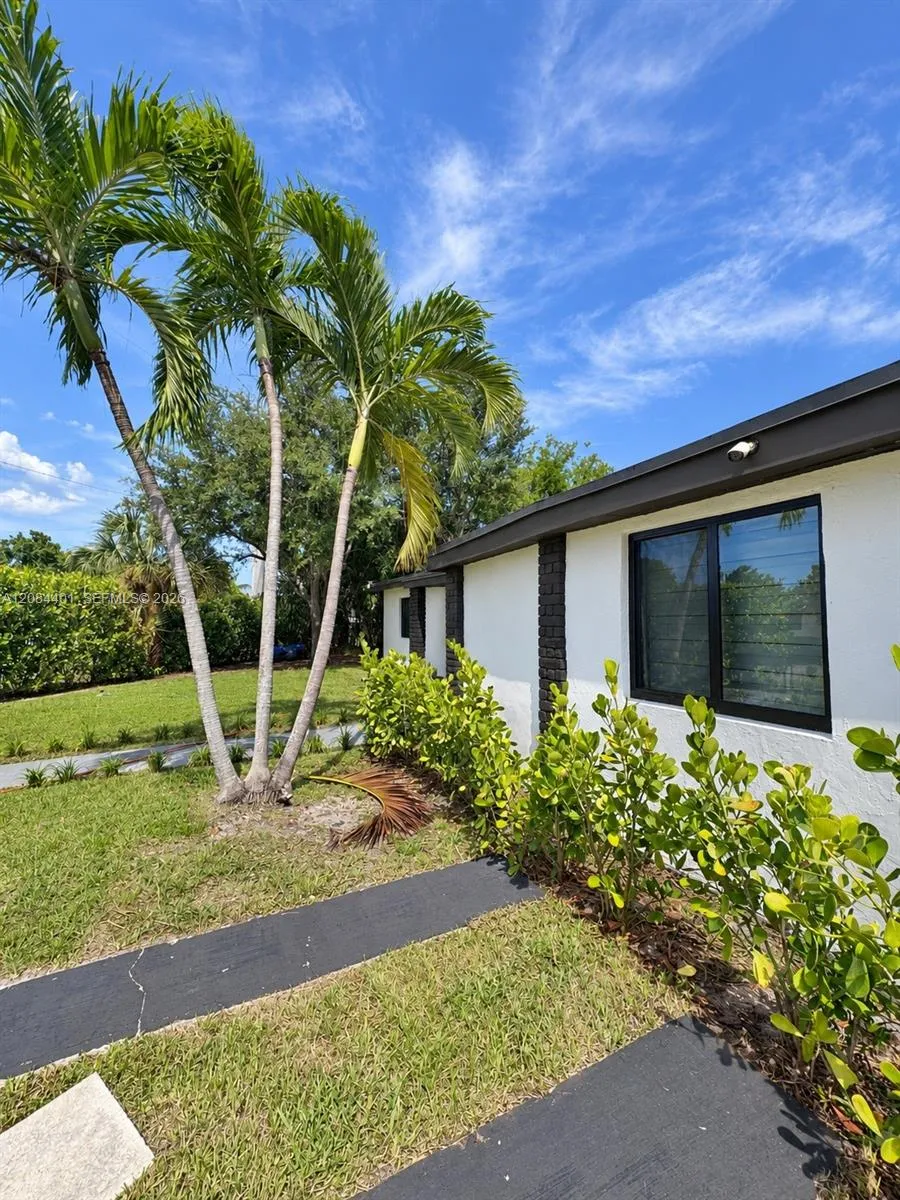 930 NE 163rd St North Miami Beach, FL 33162