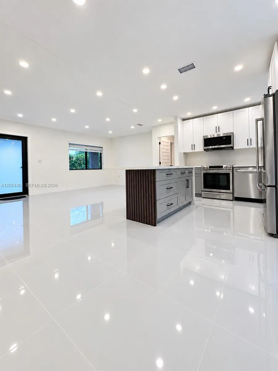 930 NE 163rd St North Miami Beach, FL 33162