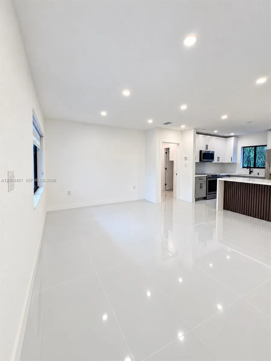 930 NE 163rd St North Miami Beach, FL 33162