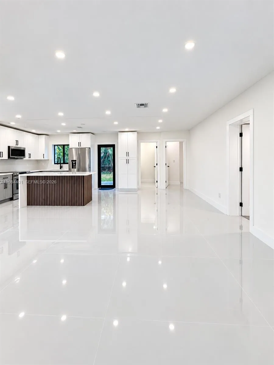 930 NE 163rd St North Miami Beach, FL 33162