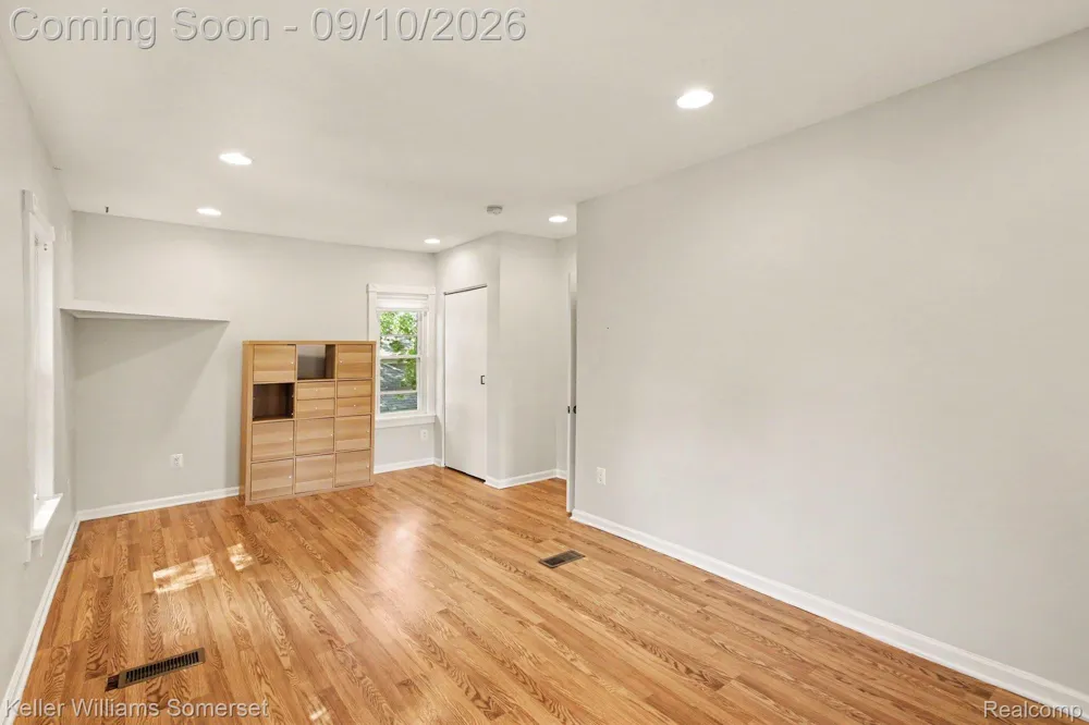 161 W Granet Avenue Hazel Park City, MI 48030