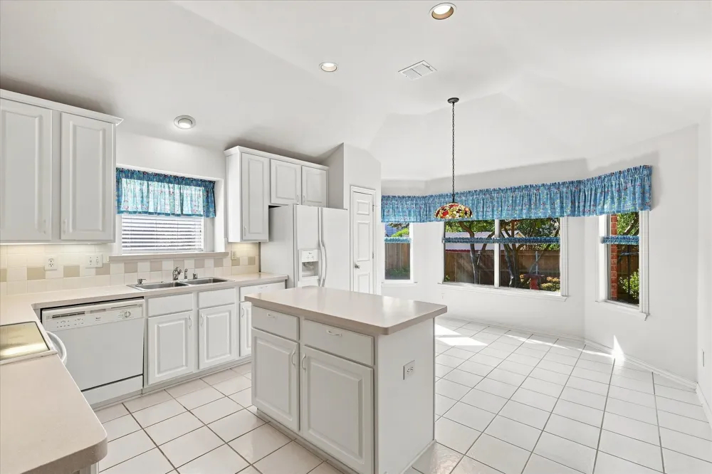2806 Warwick Drive Corinth, TX 76210