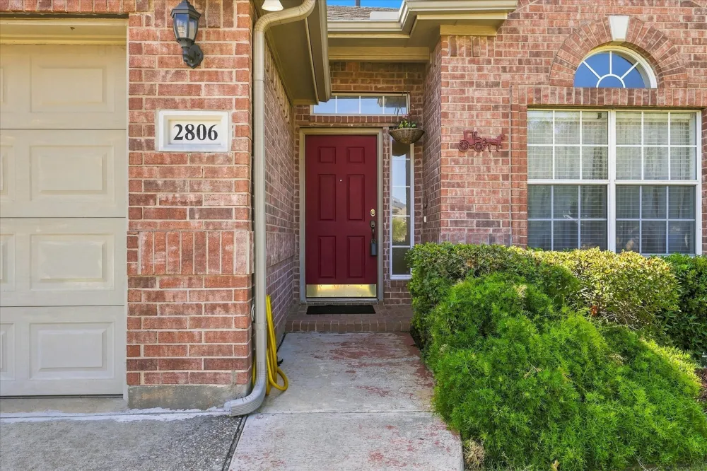 2806 Warwick Drive Corinth, TX 76210