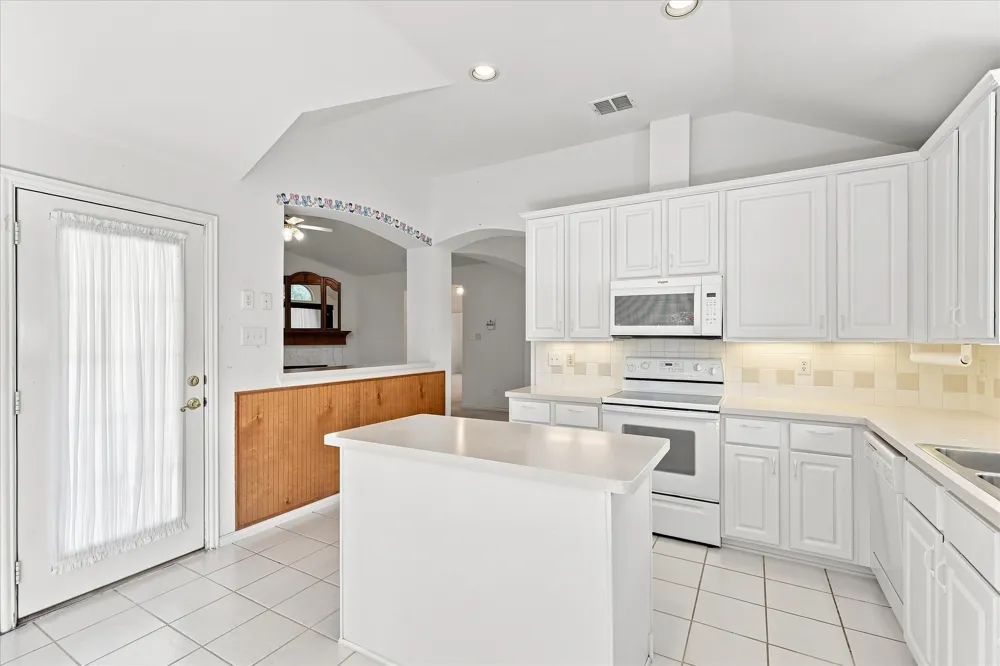 2806 Warwick Drive Corinth, TX 76210