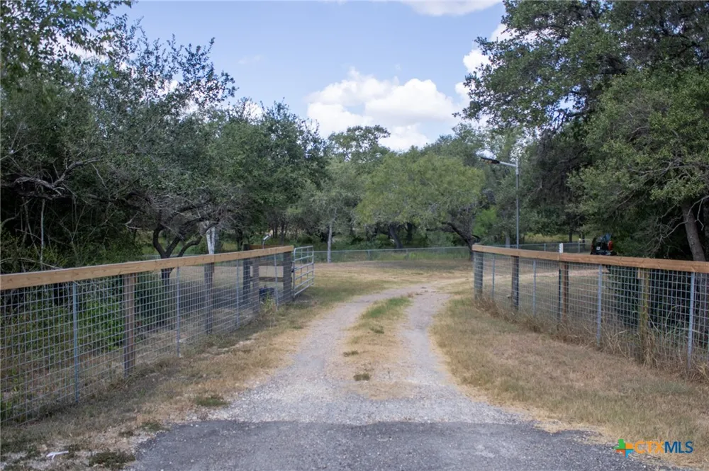 6154 HWY 183 N Goliad, TX 77963