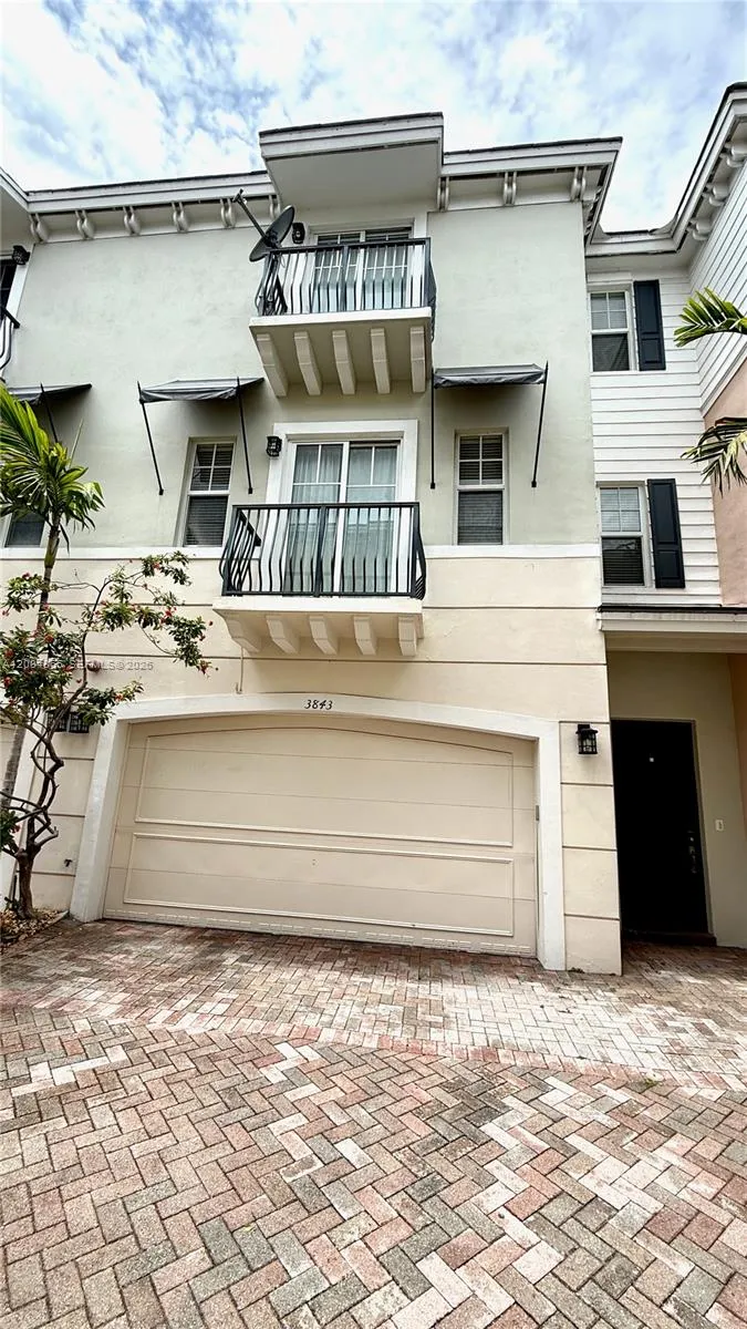 3843 NW 5th Ter Boca Raton, FL 33431