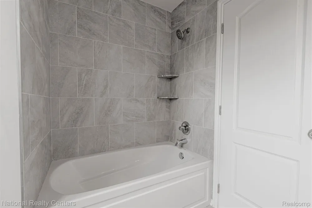 945 Guenevere Drive Oxford Charter Township, MI 48371