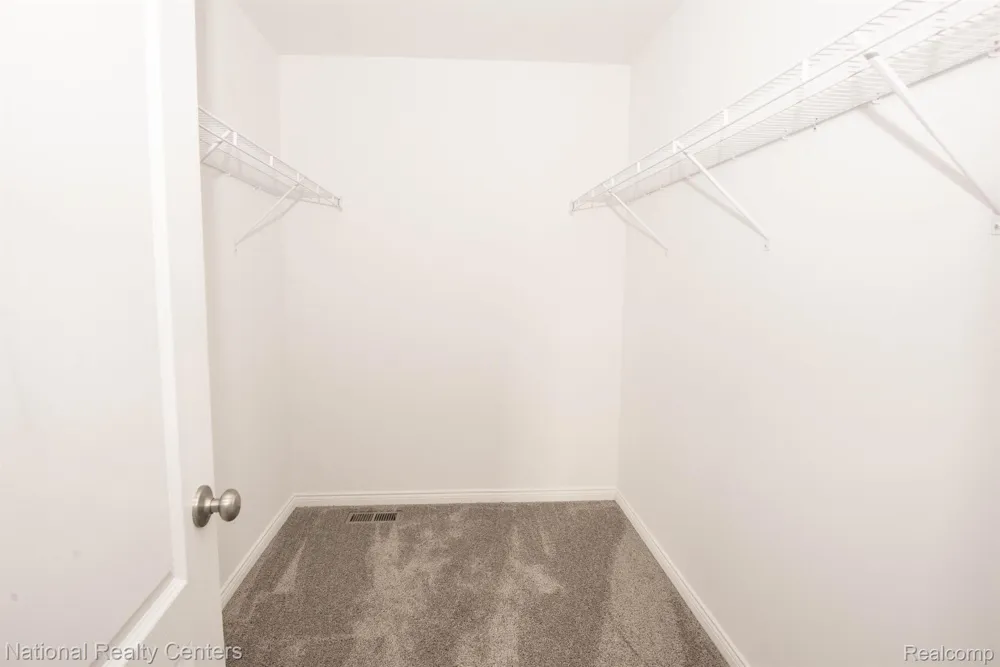 945 Guenevere Drive Oxford Charter Township, MI 48371