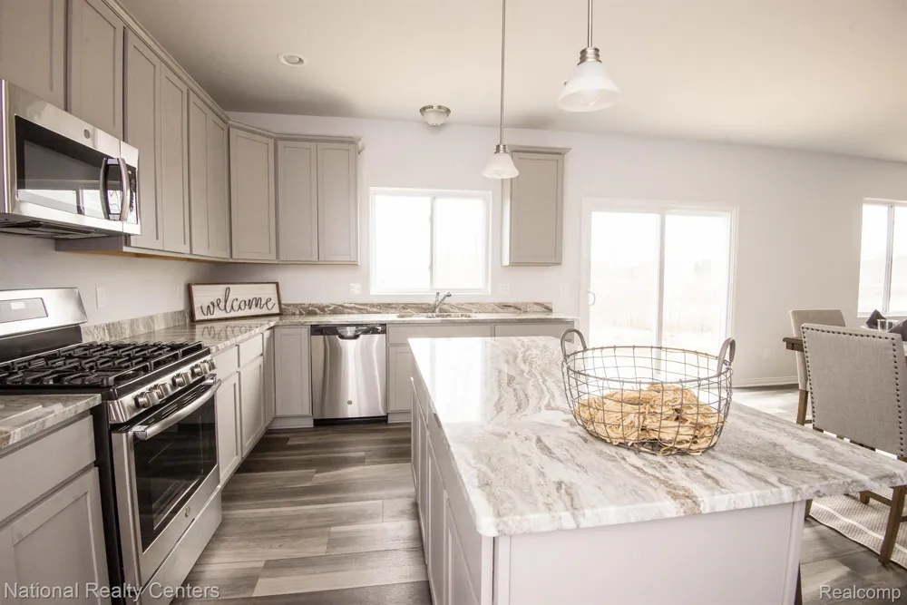 945 Guenevere Drive Oxford Charter Township, MI 48371