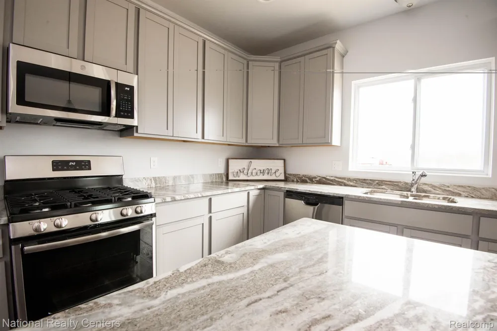 945 Guenevere Drive Oxford Charter Township, MI 48371