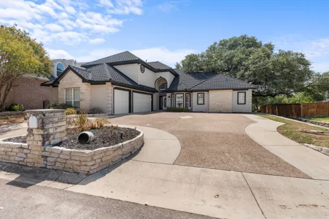 8517 Woodlake Circle