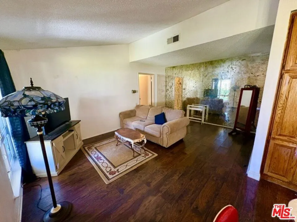 26833 Avenue Of The Oaks #A Newhall, CA 91321