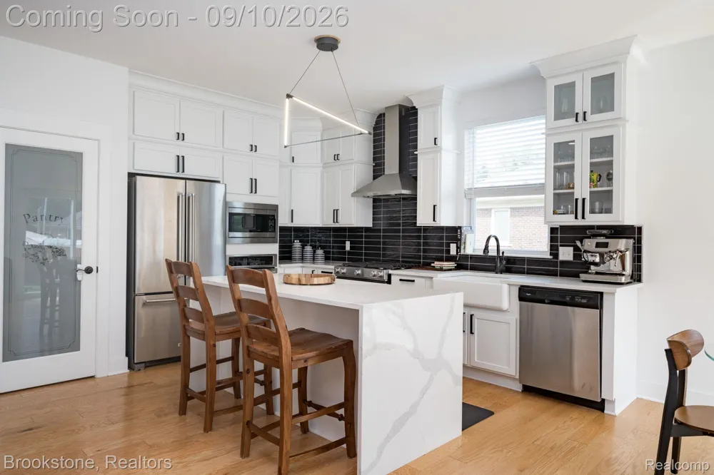 579 S Bywood Avenue Clawson City, MI 48017