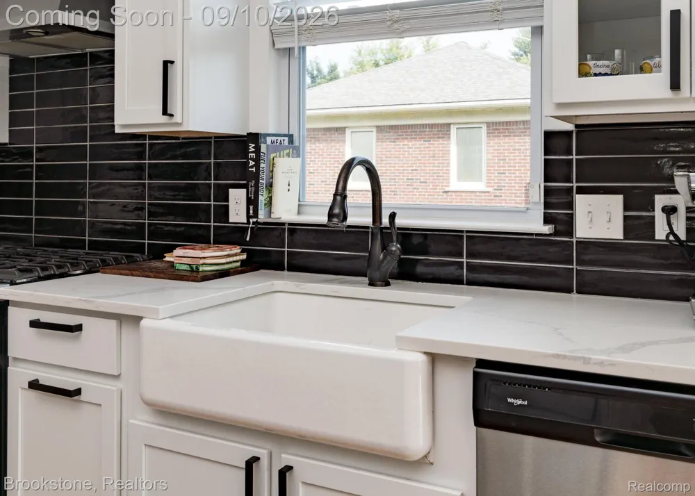 579 S Bywood Avenue Clawson City, MI 48017