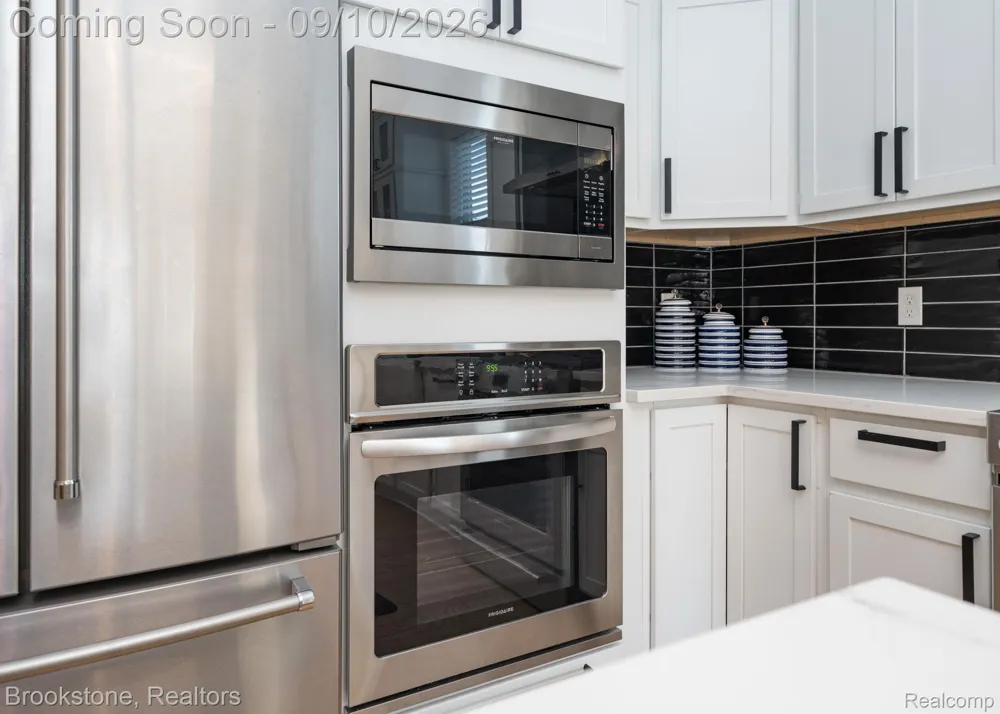 579 S Bywood Avenue Clawson City, MI 48017