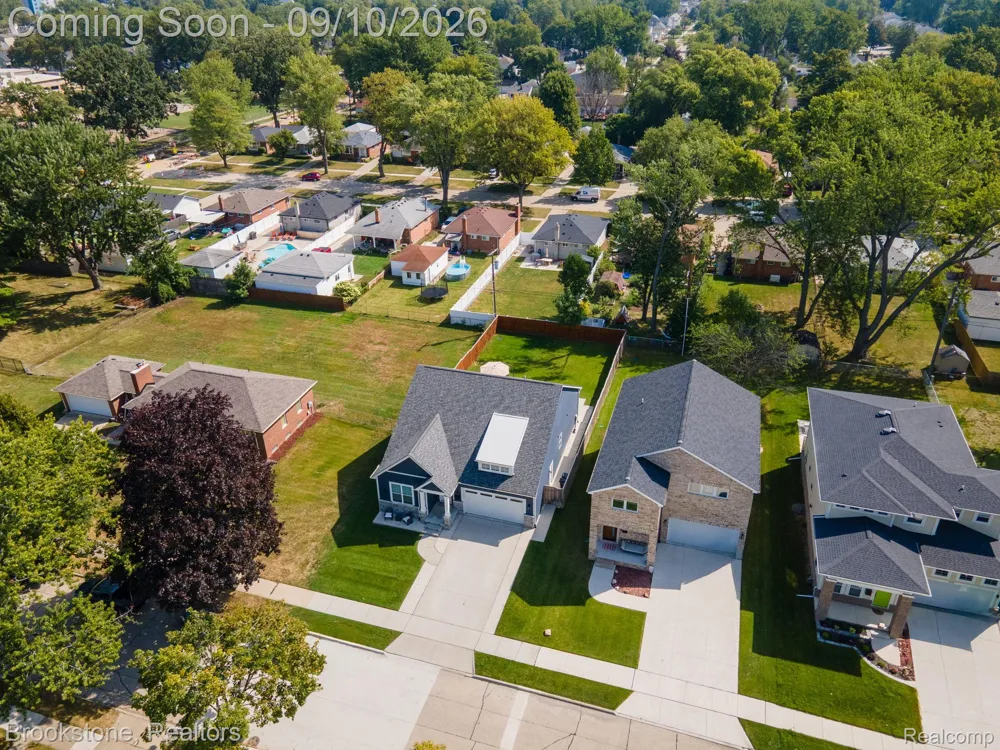579 S Bywood Avenue Clawson City, MI 48017