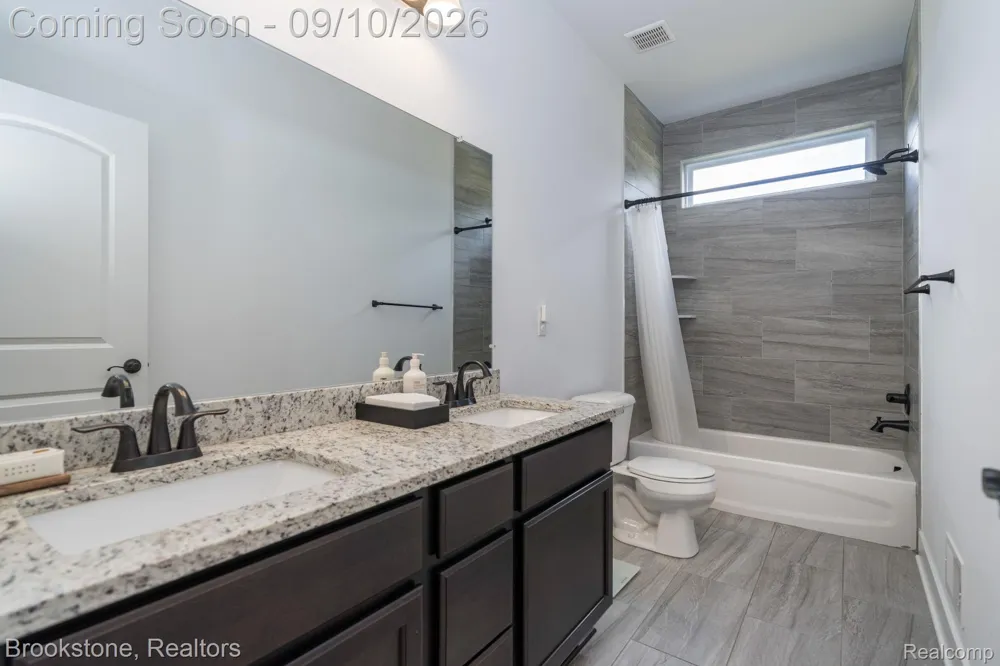 579 S Bywood Avenue Clawson City, MI 48017